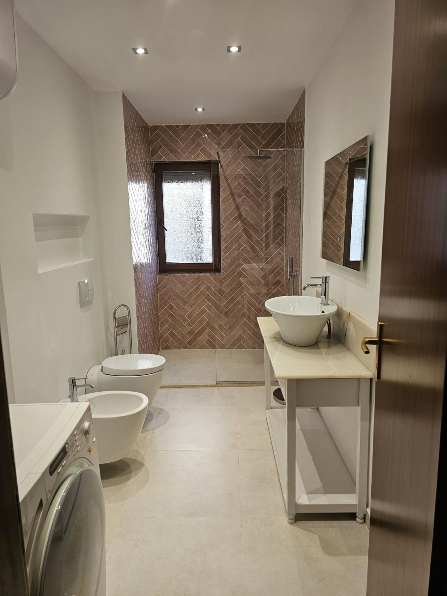 Spacious Modern In Prime Location *