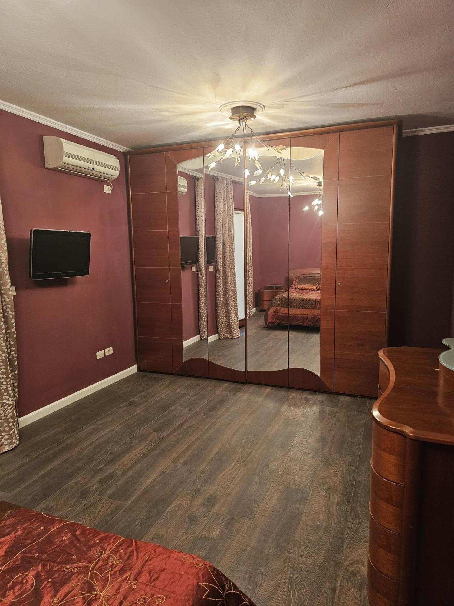 Spacious Modern In Prime Location *
