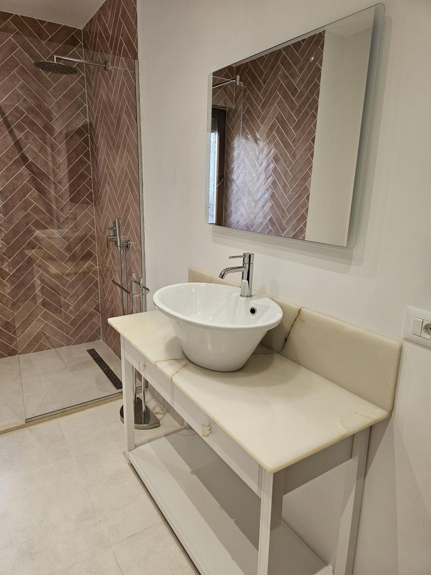 Spacious Modern In Prime Location *